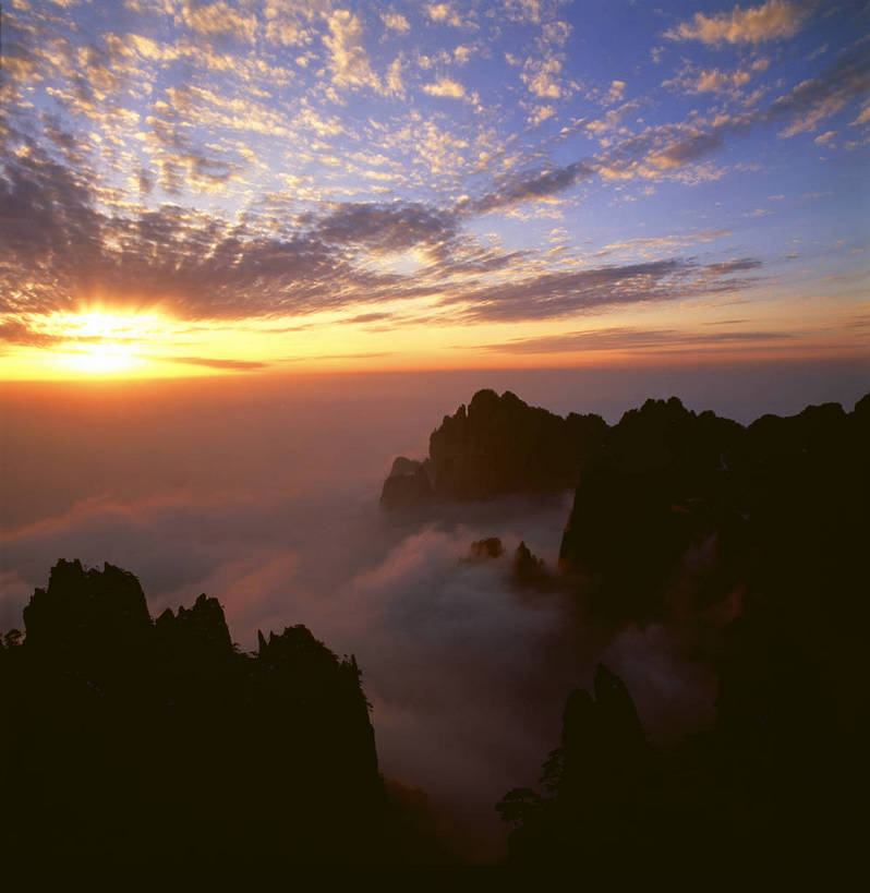 无人,竖图,彩色,室外,白天,旅游,度假,黄山,美景,名胜古迹,山,山脉,标志建筑,地标,建筑,中国,亚洲,遗迹,图片,山峰,云海,光芒,山峦,云层,古迹,文物,娱乐,建设,古建筑,风景,天空,阳光,自然,群山,享受,休闲,远景,旅游胜地,彩云,放松,摄影,地理,风光,宁静,自然风光,光辉,古文明,东亚,安徽,安徽省,黄山市,中华人民共和国,华东地区,皖,夕阳,bj174