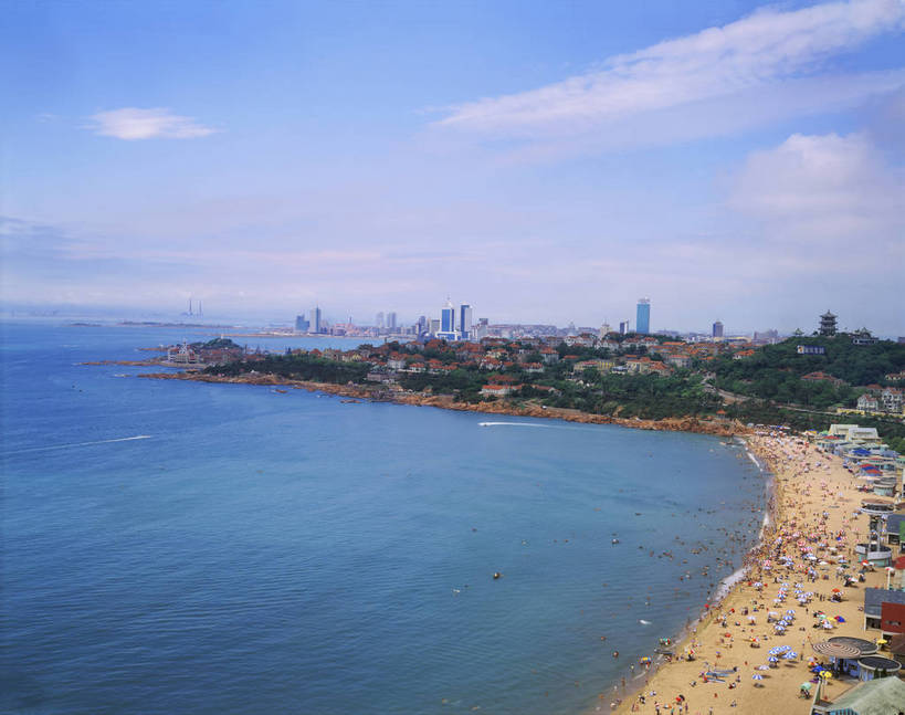 横图,彩色,室外,白天,旅游,度假,沙滩,建筑,青岛,中国,亚洲,沙子,图片,海岸,景观,沙地,娱乐,现代,山东,现代建筑,享受,休闲,远景,放松,人文,摄影,海滨,文明,东亚,山东省,中华人民共和国,华东地区,鲁,青岛市,海,海滩,海港,居住区,bj174