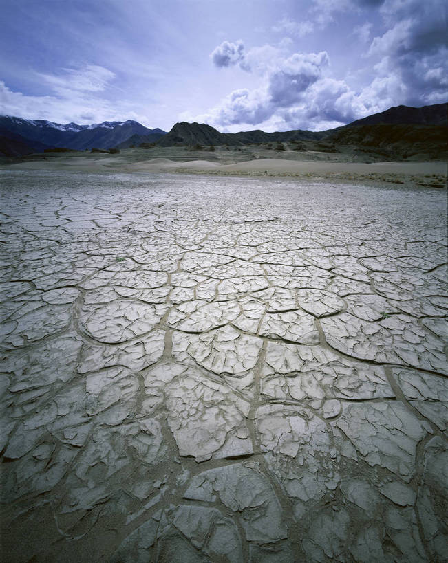 无人,竖图,彩色,室外,白天,旅游,度假,荒凉,美景,名胜古迹,山脉,标志建筑,地标,建筑,中国,亚洲,遗迹,龟裂,图片,河道,云层,河床,古迹,文物,娱乐,建设,古建筑,西藏,风景,天空,自然,群山,享受,休闲,远景,旅游胜地,放松,摄影,地理,风光,宁静,干涸,空旷,戈壁,自然风光,河谷,藏,古文明,东亚,西藏自治区,日喀则,日喀则市,中华人民共和国,西南地区,苍凉,bj174