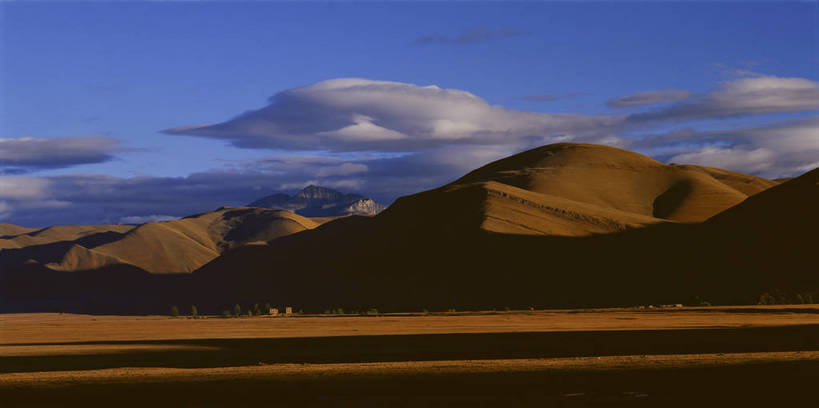 无人,横图,彩色,室外,白天,旅游,度假,美景,名胜古迹,山脉,标志建筑,地标,建筑,中国,亚洲,遗迹,光影,图片,云,古迹,文物,娱乐,建设,古建筑,风景,天空,阳光,自然,平原,群山,享受,休闲,远景,旅游胜地,放松,摄影,地理,四川省,风光,宁静,自然风光,古文明,东亚,四川,稻城,甘孜藏族自治州,中华人民共和国,西南地区,川,甘孜,甘孜州,稻城县,bj174