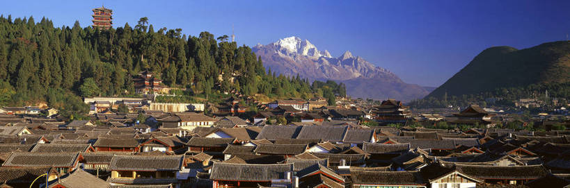 横图,彩色,室外,白天,度假,美景,山,山脉,树林,建筑,丽江,中国,亚洲,图片,屋顶,景观,建筑群,塔,云南,树木,天空,群山,远景,人文,摄影,古代建筑,东亚,丽江古城,bj174