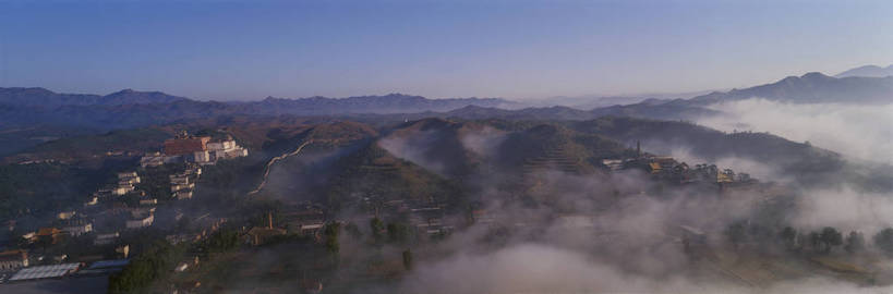 无人,横图,彩色,室外,白天,旅游,度假,美景,名胜古迹,山脉,树林,雾,标志建筑,地标,建筑,中国,亚洲,遗迹,图片,景观,辉煌,古迹,历史,文物,娱乐,建设,古建筑,树木,天空,群山,享受,休闲,远景,旅游胜地,放松,人文,摄影,缭绕,园林,古文明,东亚,中华人民共和国,华北地区,河北,河北省,冀,承德,承德市,仙境,外八庙,须弥福寿之庙,bj174