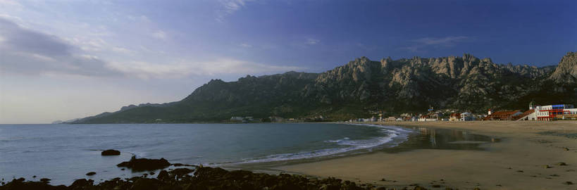 横图,彩色,室外,白天,度假,美景,沙滩,山,青岛,中国,亚洲,图片,景观,山东,蓝天,天空,远景,人文,摄影,海滨,度假村,东亚,山东省,中华人民共和国,华东地区,鲁,青岛市,海,海滩,居住区,劳山,牢山,崂山,崂山区,bj174