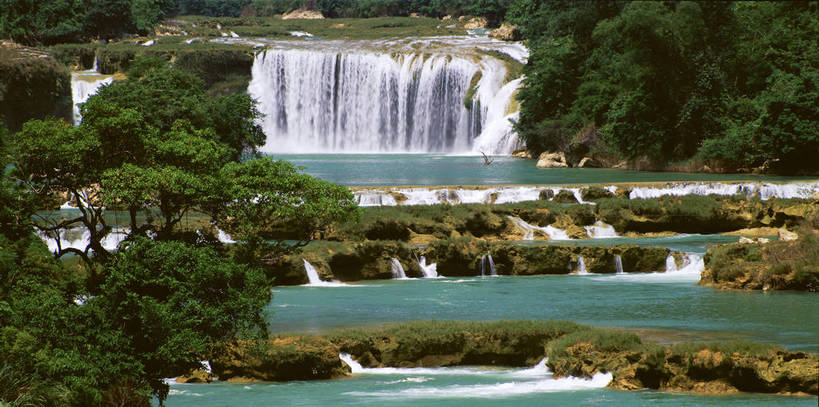 无人,横图,彩色,室外,白天,旅游,度假,美景,名胜古迹,瀑布,山脉,树林,水,标志建筑,地标,建筑,中国,亚洲,遗迹,图片,水潭,古迹,文物,娱乐,建设,古建筑,绿色,风景,自然,群山,夏天,享受,休闲,旅游胜地,放松,茂密,摄影,地理,茂盛,风光,广西,宁静,近景,自然风光,落差,古文明,东亚,德天瀑布,广西壮族自治区,德天跨国大瀑布,中华人民共和国,桂,华南地区,崇左,崇左市,大新,大新县,硕龙镇,bj174