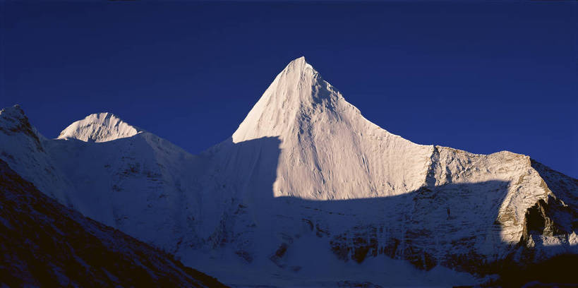 无人,横图,彩色,室外,白天,旅游,度假,美景,名胜古迹,山,山脉,标志建筑,地标,建筑,中国,亚洲,遗迹,图片,山峰,古迹,文物,娱乐,建设,古建筑,风景,蓝天,天空,自然,享受,休闲,旅游胜地,放松,摄影,地理,四川省,风光,宁静,雪峰,自然风光,古文明,东亚,纯净,四川,稻城,亚丁,青海,青海省,甘孜藏族自治州,央迈勇,神山天葬台,中华人民共和国,西南地区,川,甘孜,甘孜州,西北地区,青,玉树州,玉树藏族自治州,玉树,稻城三神山,稻城县,稻城亚丁,念青贡嘎日松贡布,三神山,亚丁风景区,央迈勇神山,bj174