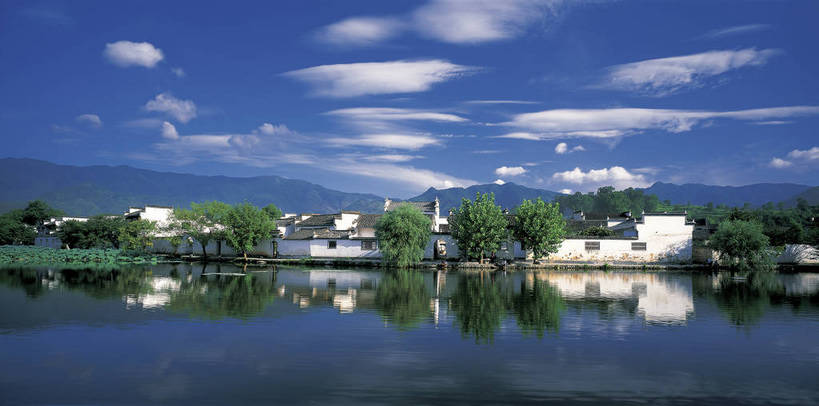 无人,横图,彩色,室外,白天,旅游,度假,湖,黄山,美景,名胜古迹,山脉,田园,标志建筑,地标,建筑,宏村,中国,亚洲,遗迹,图片,景观,古迹,文物,娱乐,建设,古建筑,树木,古镇,白云,蓝天,天空,自然,群山,享受,休闲,远景,旅游胜地,景色,放松,摄影,水乡,古代建筑,水城,宁静,中国文化,自然风光,古文明,东亚,安徽,安徽省,黄山市,黟县,中华人民共和国,华东地区,皖,河,传统文化,bj174