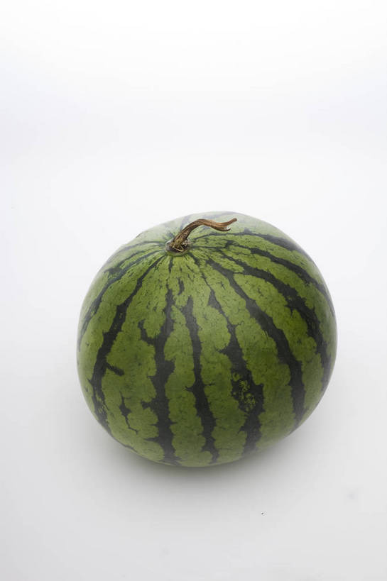 竖图,彩色,室内,特写,抠图,白色背景,西瓜,水果,中国,亚洲,完整,新鲜,图片,纹理,瓜,美味,食品,营养,食物,一个,绿色,摄影,无公害,东亚,健康食品,寒瓜,影棚拍摄,麒麟瓜,bj174