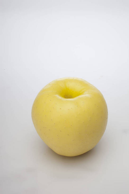 竖图,彩色,室内,特写,抠图,白色背景,苹果,水果,中国,亚洲,完整,新鲜,光泽,图片,美味,食品,营养,食物,一个,黄色,摄影,无公害,东亚,健康食品,黄香蕉,黄元帅,金冠苹果,金帅,影棚拍摄,bj174