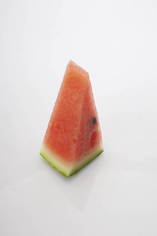 竖图,彩色,室内,特写,抠图,白色背景,西瓜,水果,中国,亚洲,一片,切开,新鲜,图片,美味,食品,内部,营养,食物,绿色,果肉,摄影,表皮,红瓤,无公害,东亚,健康食品,寒瓜,影棚拍摄,麒麟瓜,bj174