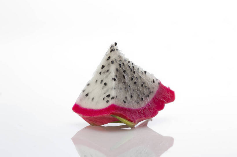 横图,彩色,室内,特写,抠图,白色背景,水果,中国,亚洲,一片,切开,新鲜,图片,美味,食品,内部,营养,火龙果,食物,白色,果肉,摄影,表皮,无公害,瓜瓤,东亚,健康食品,影棚拍摄,红皮,bj174