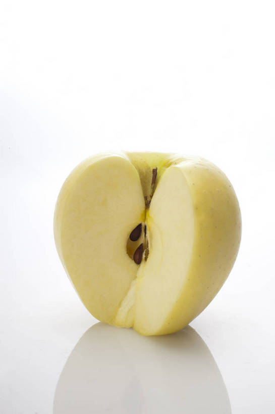 竖图,彩色,室内,特写,抠图,白色背景,苹果,水果,中国,亚洲,切开,新鲜,图片,美味,食品,内部,营养,食物,黄色,果肉,一半,摄影,表皮,无公害,东亚,健康食品,黄香蕉,黄元帅,金冠苹果,金帅,影棚拍摄,bj174