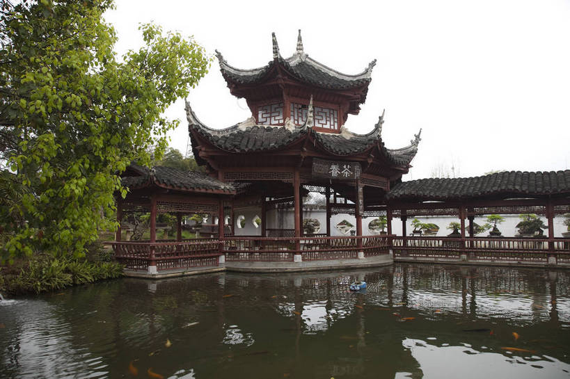 无人,公园,横图,彩色,室外,白天,旅游,树林,标志建筑,地标,建筑,黄果树,中国,金鱼,图片,长廊,池塘,建筑群,古典,建设,古镇,天空,凉亭,旅游胜地,安静,摄影,水乡,园林,文明,中国文化,贵州,古代文明,旅行,飞檐,bj174