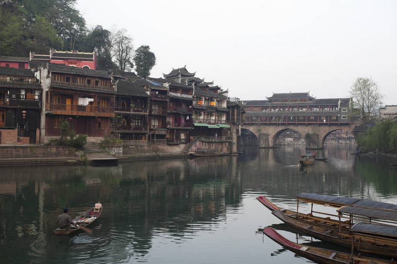 无人,横图,彩色,室外,白天,旅游,山,水,标志建筑,地标,建筑,船,中国,凤凰,图片,建筑群,木船,古典,建设,古镇,天空,村庄,旅游胜地,安静,摄影,水乡,文明,中国文化,湖南,古代文明,河,旅行,bj174