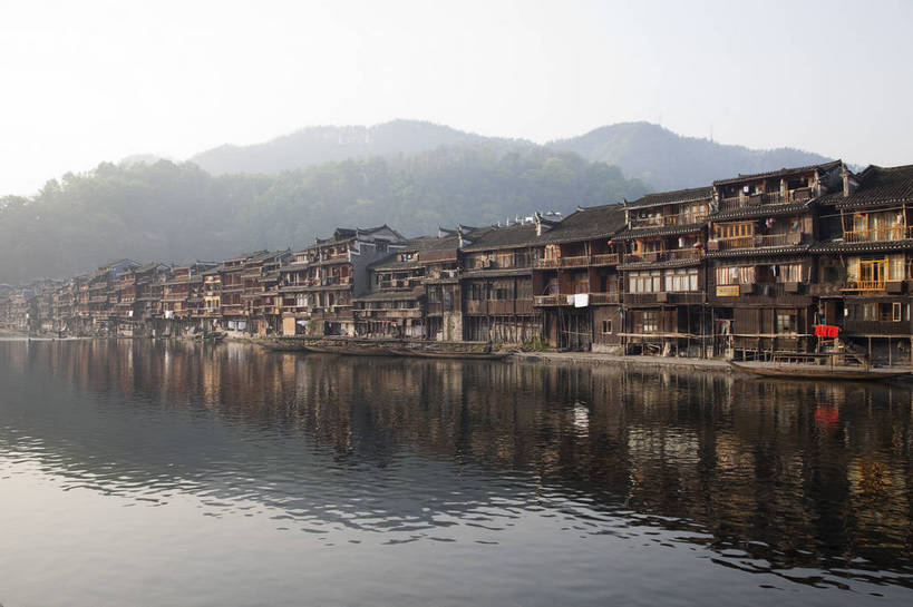 无人,横图,彩色,室外,白天,旅游,山,水,雾,标志建筑,地标,建筑,中国,凤凰,图片,建筑群,古典,建设,古镇,天空,村庄,旅游胜地,安静,摄影,水乡,文明,中国文化,湖南,古代文明,河,旅行,bj174