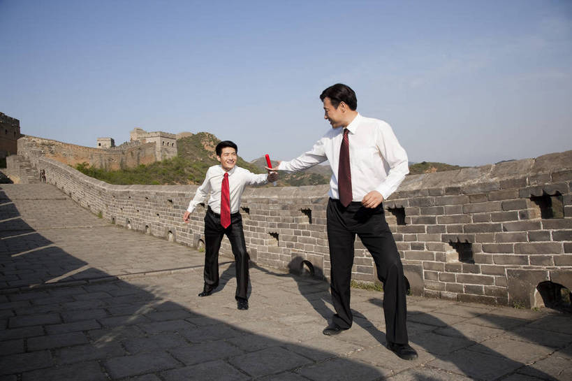 东方人,成年人,中年人,两个人,伙伴,商务人士,商务男性,跑,横图,彩色,室外,白天,侧面,衬衫,西装,旅游,度假,商务,时尚,友谊,成功,比赛,合作,团队,竞争,名胜古迹,山,山脉,树林,标志建筑,地标,建筑,长城,中国,接力,套装,正装,遗迹,传递,接力棒,图片,山峰,文化遗产,山峦,古迹,文物,娱乐,建设,现代,城墙,古建筑,天空,自然,群山,职业,享受,休闲,旅游胜地,成熟,放松,自信,摄影,古代建筑,青春,交接,山脊,同伴,商务装,工薪阶层,古文明,河北,精明,伟大,金山岭长城,金山岭,团结,友情,男人,男性,年轻男性,中年男性,亚洲人,中国人,年轻人,白领,上班族,全身,衬衣,愉快,bj174