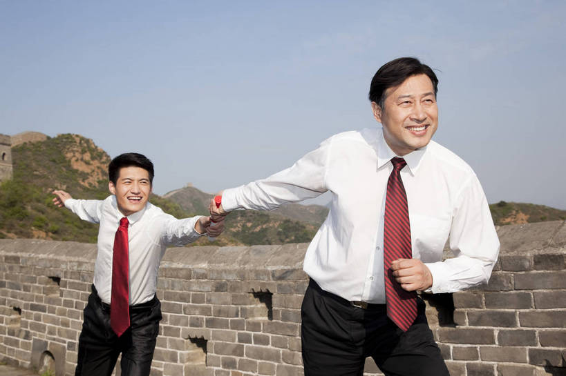 东方人,成年人,中年人,两个人,伙伴,商务人士,商务男性,跑,横图,彩色,室外,白天,侧面,衬衫,西装,旅游,度假,商务,时尚,友谊,成功,比赛,合作,团队,竞争,名胜古迹,山,山脉,树林,标志建筑,地标,建筑,长城,中国,接力,套装,正装,遗迹,传递,接力棒,图片,山峰,文化遗产,山峦,古迹,文物,娱乐,建设,现代,城墙,古建筑,天空,自然,群山,职业,享受,休闲,旅游胜地,成熟,放松,自信,摄影,古代建筑,青春,交接,山脊,同伴,商务装,工薪阶层,古文明,河北,精明,伟大,金山岭长城,金山岭,团结,友情,男人,男性,年轻男性,中年男性,亚洲人,中国人,年轻人,白领,上班族,全身,衬衣,愉快,bj174