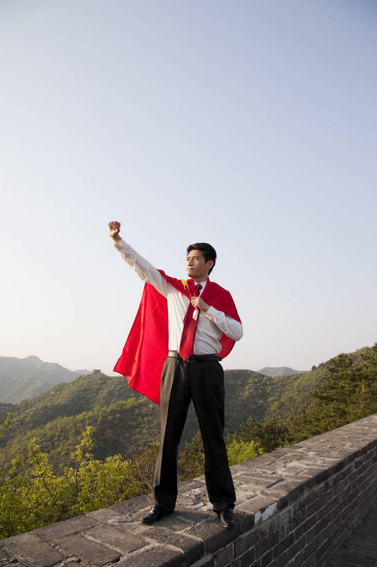 东方人,成年人,中年人,一个人,商务人士,商务男性,站,微笑,竖图,彩色,室外,白天,正面,衬衫,西装,旅游,度假,商务,时尚,成功,名胜古迹,山,山脉,树林,标志建筑,地标,建筑,国旗,长城,中国,套装,正装,遗迹,图片,山峰,文化遗产,山峦,古迹,文物,娱乐,红旗,建设,现代,城墙,古建筑,仅一个年轻男性,天空,自然,群山,职业,享受,休闲,旅游胜地,成熟,放松,竖,自信,摄影,古代建筑,青春,山脊,披着,商务装,工薪阶层,古文明,爱国,河北,精明,伟大,金山岭长城,金山岭,男人,男性,年轻男性,亚洲人,中国人,年轻人,白领,上班族,全身,衬衣,愉快,bj174