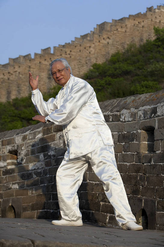 东方人,老年人,站,微笑,竖图,彩色,室外,白天,侧面,锻炼,旅游,度假,时尚,运动,武术,名胜古迹,山,山脉,标志建筑,地标,建筑,长城,中国,仅一个人,遗迹,图片,山峰,文化遗产,山峦,古迹,文物,娱乐,建设,城墙,古建筑,自然,群山,仅一个老年男性,太极拳,享受,休闲,健康,旅游胜地,放松,活力,可爱,竖,摄影,古代建筑,生活方式,太极,山脊,古文明,河北,乐观,伟大,金山岭长城,金山岭,体育,老年男性,男人,男性,亚洲人,中国人,全身,健身,高兴,愉快,练功服,bj174