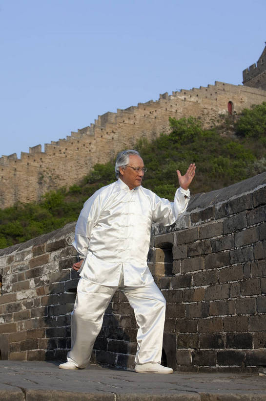 东方人,老年人,站,微笑,竖图,彩色,室外,白天,正面,锻炼,旅游,度假,时尚,运动,武术,名胜古迹,山,山脉,标志建筑,地标,建筑,长城,中国,仅一个人,遗迹,图片,山峰,文化遗产,山峦,古迹,文物,娱乐,建设,城墙,古建筑,自然,群山,仅一个老年男性,太极拳,享受,休闲,健康,旅游胜地,放松,活力,可爱,竖,摄影,古代建筑,生活方式,太极,山脊,古文明,河北,乐观,伟大,金山岭长城,金山岭,体育,老年男性,男人,男性,亚洲人,中国人,全身,健身,高兴,愉快,练功服,bj174