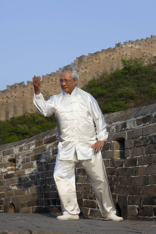 东方人,老年人,站,微笑,竖图,彩色,室外,白天,正面,锻炼,旅游,度假,时尚,运动,武术,名胜古迹,山,山脉,标志建筑,地标,建筑,长城,中国,仅一个人,遗迹,图片,山峰,文化遗产,山峦,古迹,文物,娱乐,建设,城墙,古建筑,自然,群山,仅一个老年男性,太极拳,享受,休闲,健康,旅游胜地,放松,活力,可爱,竖,摄影,古代建筑,生活方式,太极,山脊,古文明,河北,乐观,伟大,金山岭长城,金山岭,体育,老年男性,男人,男性,亚洲人,中国人,全身,健身,高兴,愉快,练功服,bj174