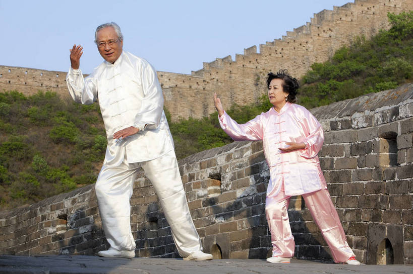 东方人,老年人,两个人,夫妻,站,微笑,横图,彩色,室外,白天,正面,爱情,锻炼,旅游,度假,时尚,运动,武术,名胜古迹,山,山脉,标志建筑,地标,建筑,长城,中国,遗迹,图片,山峰,文化遗产,山峦,浪漫,古迹,文物,娱乐,建设,城墙,古建筑,自然,群山,太极拳,享受,休闲,健康,温馨,旅游胜地,恩爱,放松,活力,可爱,亲密,自信,恋人,摄影,古代建筑,生活方式,太极,山脊,亲情,古文明,河北,伟大,金山岭长城,金山岭,体育,老年男性,老年女性,男人,男性,女人,女性,亚洲人,中国人,夫妇,情侣,全身,健身,愉快,伴侣,练功服,bj174