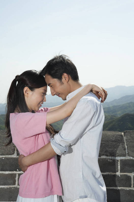 东方人,成年人,中年人,两个人,夫妻,站,微笑,竖图,彩色,室外,白天,侧面,旅游,度假,时尚,名胜古迹,山,山脉,树林,标志建筑,地标,建筑,长城,中国,遗迹,图片,山峰,文化遗产,山峦,美丽,相拥,休闲装,古迹,文物,娱乐,建设,城墙,古建筑,相视,天空,自然,群山,享受,休闲,健康,温馨,面对面,旅游胜地,恩爱,放松,活力,可爱,美女,亲密,竖,摄影,古代建筑,生活方式,青春,对视,和睦,山脊,互视,亲近,亲情,相对,古文明,相看,河北,乐观,伟大,金山岭长城,金山岭,男人,年轻男性,年轻女性,女人,亚洲人,中国人,年轻人,情侣,半身,高兴,愉快,bj174