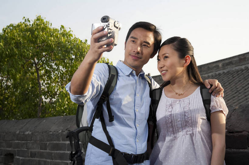 东方人,成年人,中年人,两个人,夫妻,站,微笑,横图,彩色,室外,白天,正面,旅游,度假,时尚,名胜古迹,树林,标志建筑,地标,建筑,长城,中国,遗迹,图片,文化遗产,美丽,相拥,休闲装,古迹,文物,娱乐,建设,城墙,古建筑,自然,享受,休闲,健康,温馨,旅游胜地,恩爱,放松,活力,可爱,美女,亲密,摄像,自拍,摄影,古代建筑,生活方式,青春,和睦,亲近,亲情,古文明,河北,乐观,伟大,金山岭长城,金山岭,男人,年轻男性,年轻女性,女人,亚洲人,中国人,年轻人,情侣,半身,观光,旅行,游览,高兴,愉快,bj174