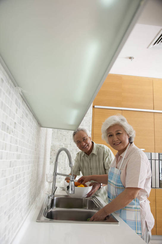 东方人,老年人,两个人,家庭,夫妻,站,微笑,竖图,彩色,室内,白天,侧面,爱情,家务,时尚,幸福,厨房,房间,蔬菜,厨具,北京,中国,洗,劳动,新鲜,水龙头,图片,食品,豪华,浪漫,洗菜,食物,老人,橱柜,休闲,健康,温馨,家居,恩爱,活力,可爱,竖,恋人,摄影,生活方式,奶奶,爷爷,和睦,亲近,亲情,家居服,居室,合家欢,工作台,外婆,外公,团圆,乐观,老年男性,老年女性,男人,男性,女人,女性,亚洲人,中国人,夫妇,情侣,全家福,半身,高兴,愉快,伴侣,奢华,bj174