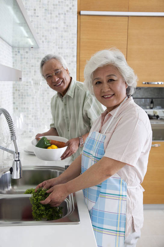 东方人,老年人,两个人,家庭,夫妻,站,微笑,竖图,彩色,室内,白天,侧面,爱情,家务,时尚,幸福,厨房,房间,蔬菜,厨具,北京,中国,洗,劳动,新鲜,水龙头,图片,食品,豪华,浪漫,洗菜,食物,老人,橱柜,休闲,健康,温馨,家居,恩爱,活力,可爱,竖,恋人,摄影,生活方式,奶奶,爷爷,和睦,亲近,亲情,家居服,居室,合家欢,工作台,外婆,外公,团圆,乐观,老年男性,老年女性,男人,男性,女人,女性,亚洲人,中国人,夫妇,情侣,全家福,半身,高兴,愉快,伴侣,奢华,bj174