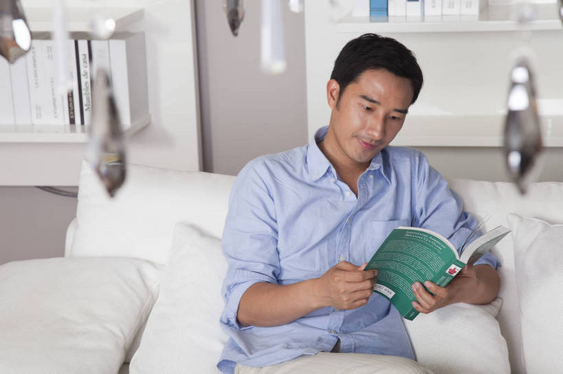 东方人,中年人,一个人,家庭,客厅,坐,微笑,横图,彩色,室内,白天,正面,看书,时尚,阅读,幸福,房间,家具,沙发,书架,花瓶,北京,中国,图片,豪华,情趣,休息,休闲,健康,休闲服,家居,安静,活力,可爱,专注,摄影,生活方式,高雅,亲近,家居服,居室,乐观,男人,男性,年轻男性,亚洲人,中国人,年轻人,书,半身,高兴,愉快,奢华,bj174