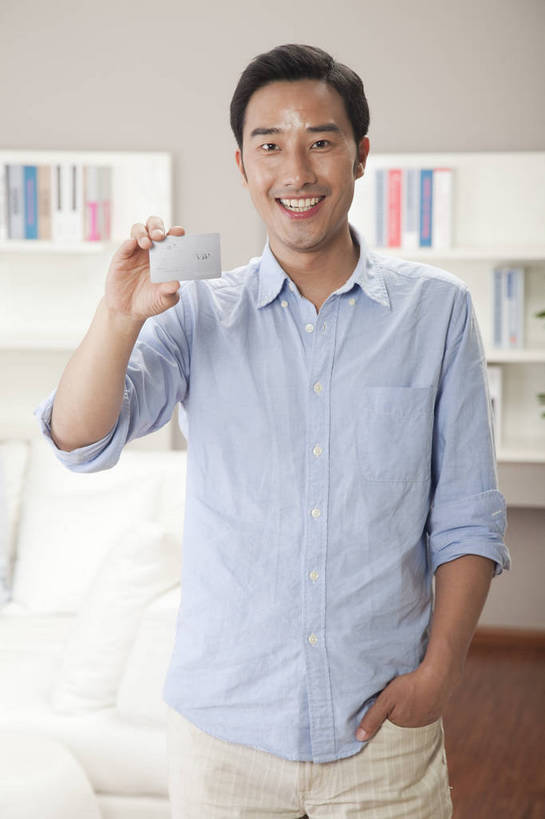 东方人,中年人,一个人,家庭,客厅,站,微笑,竖图,彩色,室内,白天,正面,时尚,幸福,房间,家具,沙发,书架,花瓶,名片,北京,中国,图片,豪华,情趣,休息,休闲,健康,休闲服,家居,安静,活力,可爱,竖,金融,理财,摄影,生活方式,高雅,亲近,家居服,居室,乐观,银行卡,男人,男性,年轻男性,亚洲人,中国人,年轻人,书,半身,高兴,愉快,奢华,bj174