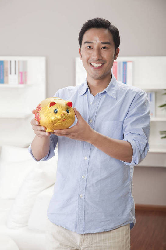 东方人,中年人,一个人,家庭,客厅,站,微笑,竖图,彩色,室内,白天,正面,时尚,幸福,房间,家具,沙发,书架,花瓶,北京,中国,图片,豪华,情趣,休息,休闲,健康,休闲服,储蓄罐,家居,安静,活力,可爱,竖,储蓄,理财,摄影,生活方式,高雅,亲近,家居服,居室,乐观,男人,男性,年轻男性,亚洲人,中国人,年轻人,书,半身,高兴,愉快,奢华,bj174