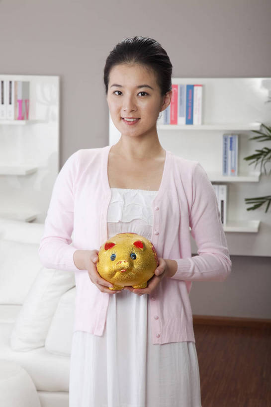 东方人,中年人,一个人,客厅,站,坐,微笑,竖图,彩色,室内,白天,正面,时尚,房间,家具,沙发,书架,花瓶,北京,中国,仅一个人,图片,豪华,美丽,情趣,休闲,健康,温馨,休闲服,家居,安静,活力,可爱,竖,摄影,生活方式,优雅,高雅,亲近,家居服,居室,乐观,年轻女性,女人,女性,亚洲人,中国人,年轻人,书,半身,高兴,愉快,奢华,bj174