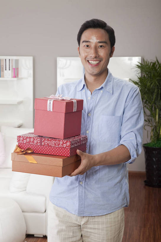 东方人,中年人,一个人,家庭,客厅,站,微笑,竖图,彩色,室内,白天,正面,时尚,幸福,房间,家具,沙发,书架,花瓶,北京,中国,图片,豪华,情趣,休息,休闲,健康,休闲服,家居,安静,活力,可爱,竖,摄影,生活方式,高雅,亲近,家居服,居室,乐观,男人,男性,年轻男性,亚洲人,中国人,年轻人,书,半身,高兴,愉快,奢华,bj174