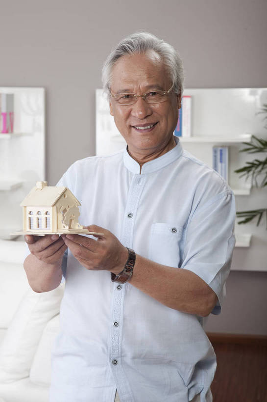 东方人,老年人,一个人,家庭,客厅,站,微笑,竖图,彩色,室内,白天,正面,时尚,幸福,房间,家具,沙发,书架,花瓶,玩具,北京,中国,图片,豪华,情趣,模型,休息,休闲,健康,休闲服,家居,安静,活力,可爱,竖,摄影,生活方式,高雅,亲近,家居服,居室,乐观,老年男性,老年女性,男人,男性,女人,女性,亚洲人,中国人,书,半身,高兴,愉快,房子,奢华,bj174