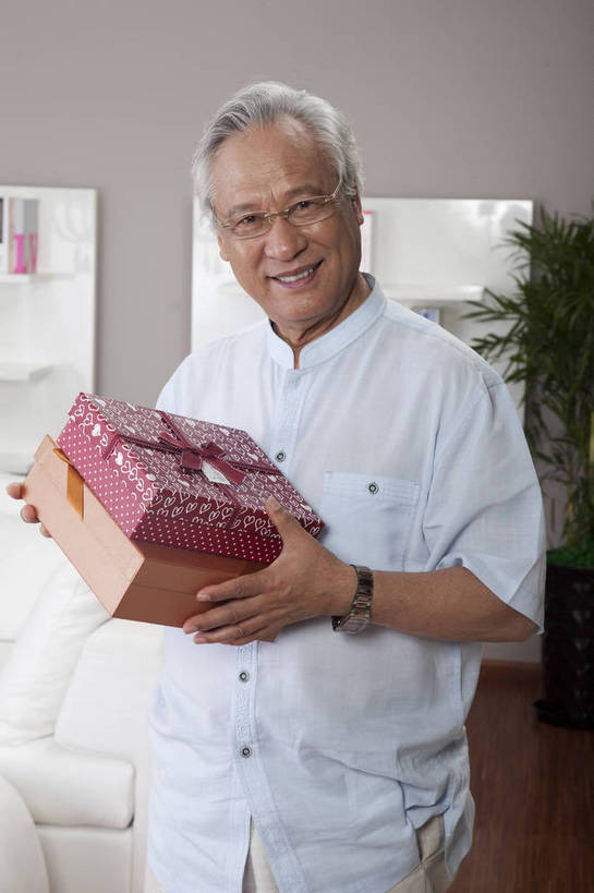 东方人,老年人,一个人,家庭,客厅,站,微笑,竖图,彩色,室内,白天,正面,时尚,幸福,房间,家具,沙发,书架,花瓶,礼盒,礼物,北京,中国,图片,豪华,情趣,休息,休闲,健康,休闲服,家居,安静,活力,可爱,竖,摄影,礼品,生活方式,高雅,亲近,家居服,居室,乐观,老年男性,老年女性,男人,男性,女人,女性,亚洲人,中国人,书,半身,高兴,愉快,奢华,bj174