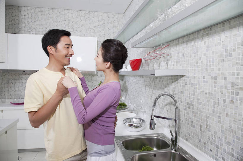 东方人,中年人,两个人,家庭,夫妻,站,微笑,横图,彩色,室内,白天,侧面,家务,时尚,幸福,厨房,房间,蔬菜,厨具,北京,中国,劳动,新鲜,水龙头,图片,食品,豪华,美丽,洗菜,食物,橱柜,休闲,健康,温馨,家居,恩爱,活力,可爱,美女,摄影,生活方式,优雅,和睦,亲近,亲情,家居服,居室,合家欢,工作台,团圆,乐观,男人,男性,年轻男性,年轻女性,女人,女性,亚洲人,中国人,年轻人,全家福,半身,高兴,愉快,奢华,bj174