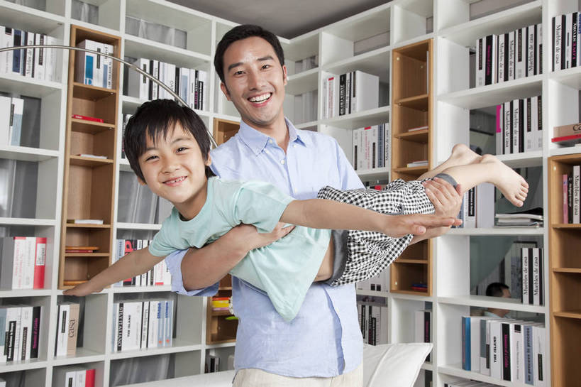 东方人,儿童,中年人,两个人,家庭,母亲,父亲,儿子,站,微笑,横图,彩色,室内,白天,侧面,时尚,幸福,房间,家具,书房,书架,北京,中国,飞翔,图片,豪华,情趣,小孩,书柜,站着,休闲,健康,温馨,父子,休闲服,家居,安静,活力,可爱,童趣,摄影,生活方式,托起,和睦,高雅,亲近,亲情,家居服,居室,团圆,乐观,天真,男孩,男人,男性,年轻男性,亚洲人,中国人,孩子,年轻人,书,站立,半身,高兴,愉快,男生,奢华,bj174