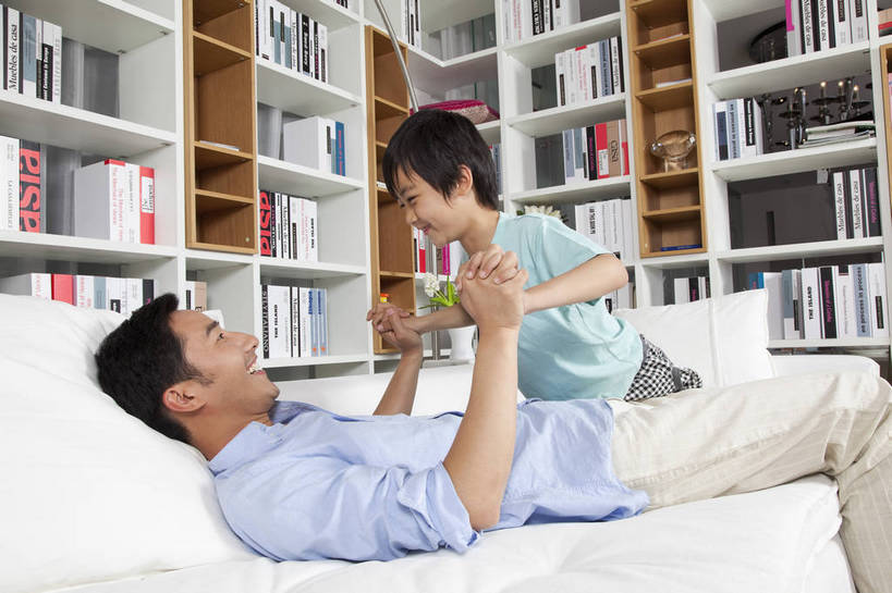 东方人,儿童,中年人,两个人,家庭,母亲,父亲,儿子,站,微笑,横图,彩色,室内,白天,侧面,时尚,幸福,房间,家具,沙发,书房,书架,北京,中国,图片,豪华,情趣,小孩,书柜,站着,休闲,健康,温馨,父子,休闲服,家居,安静,活力,可爱,童趣,摄影,生活方式,托起,和睦,高雅,亲近,亲情,家居服,居室,团圆,乐观,天真,男孩,男人,男性,年轻男性,亚洲人,中国人,孩子,年轻人,书,躺着,玩耍,站立,半身,高兴,愉快,男生,奢华,bj174