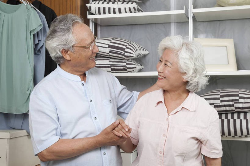 东方人,老年人,两个人,家庭,夫妻,站,微笑,横图,彩色,室内,白天,正面,爱情,时尚,幸福,房间,家具,卧室,衣帽间,北京,中国,图片,储物柜,豪华,浪漫,情趣,物品,老人,衣柜,休闲,健康,温馨,休闲服,家居,安静,恩爱,活力,可爱,亲密,恋人,摄影,生活方式,奶奶,爷爷,储物架,衣物,和睦,高雅,亲近,亲情,家居服,居室,合家欢,外婆,外公,团圆,乐观,老年男性,老年女性,男人,男性,女人,女性,亚洲人,中国人,夫妇,情侣,全家福,半身,高兴,愉快,伴侣,奢华,bj174