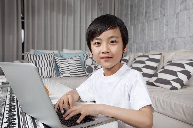 东方人,儿童,一个人,餐厅,站,坐,微笑,横图,彩色,室内,白天,侧面,时尚,纯洁,笔记本电脑,房间,北京,中国,仅一个人,图片,豪华,情趣,小孩,站着,休闲,健康,温馨,休闲服,家居,安静,活力,可爱,童年,童趣,摄影,生活方式,高雅,居室,简洁,童真,烂漫,无邪,乐观,上网,天真,男孩,男人,男性,亚洲人,中国人,孩子,站立,半身,高兴,愉快,男生,奢华,bj174