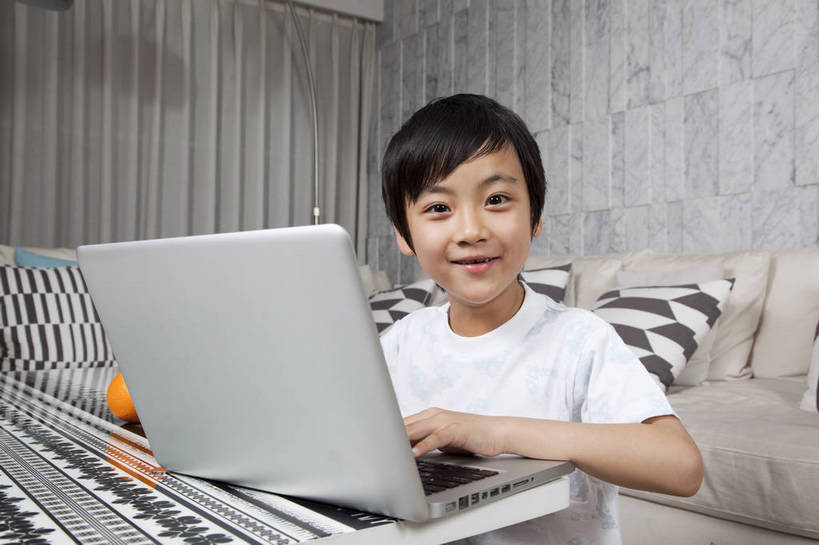 东方人,儿童,一个人,餐厅,站,坐,微笑,横图,彩色,室内,白天,侧面,时尚,纯洁,笔记本电脑,房间,北京,中国,仅一个人,图片,豪华,情趣,小孩,站着,休闲,健康,温馨,休闲服,家居,安静,活力,可爱,童年,童趣,摄影,生活方式,高雅,居室,简洁,童真,烂漫,无邪,乐观,上网,天真,男孩,男人,男性,亚洲人,中国人,孩子,站立,半身,高兴,愉快,男生,奢华,bj174