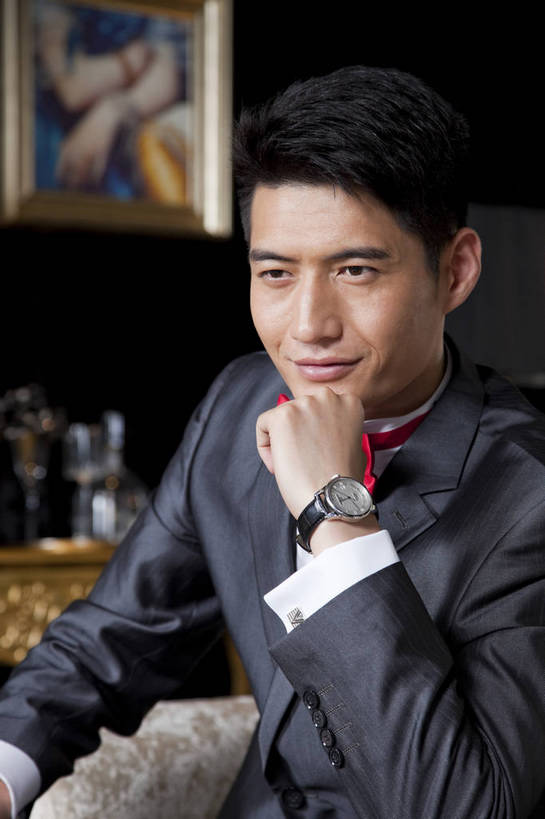 东方人,中年人,一个人,客厅,坐,微笑,竖图,彩色,室内,白天,侧面,时尚,幸福,成功,房间,家具,北京,中国,图片,豪华,情趣,壁画,享受,健康,家居,成熟,活力,可爱,美女,竖,稳重,摄影,生活方式,优雅,华丽,高雅,庄重,高贵,居室,尊贵,亲切,乐观,男人,男性,年轻男性,亚洲人,中国人,年轻人,半身,礼服,派对,高兴,愉快,魅力,奢华,bj174