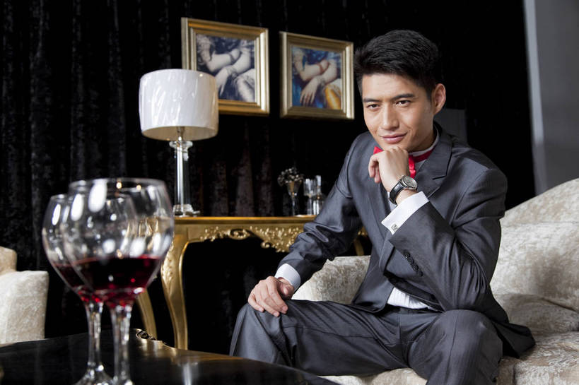 东方人,中年人,一个人,客厅,坐,微笑,横图,彩色,室内,白天,侧面,时尚,幸福,成功,房间,家具,北京,中国,图片,豪华,情趣,壁画,享受,健康,家居,成熟,活力,可爱,美女,稳重,摄影,生活方式,优雅,华丽,高雅,庄重,高贵,居室,尊贵,亲切,乐观,男人,男性,年轻男性,亚洲人,中国人,年轻人,半身,礼服,派对,高兴,愉快,魅力,奢华,bj174