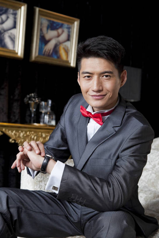 东方人,中年人,一个人,客厅,坐,微笑,竖图,彩色,室内,白天,侧面,时尚,幸福,成功,房间,家具,北京,中国,图片,豪华,情趣,壁画,享受,健康,家居,成熟,活力,可爱,美女,竖,稳重,摄影,生活方式,优雅,华丽,高雅,庄重,高贵,居室,尊贵,亲切,乐观,男人,男性,年轻男性,亚洲人,中国人,年轻人,半身,礼服,派对,高兴,愉快,魅力,奢华,bj174