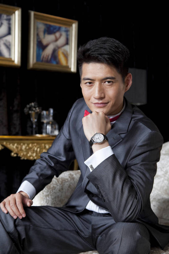 东方人,中年人,一个人,客厅,坐,微笑,竖图,彩色,室内,白天,侧面,时尚,幸福,成功,房间,家具,北京,中国,图片,豪华,情趣,壁画,享受,健康,家居,成熟,活力,可爱,美女,竖,稳重,摄影,生活方式,优雅,华丽,高雅,庄重,高贵,居室,尊贵,亲切,乐观,男人,男性,年轻男性,亚洲人,中国人,年轻人,半身,礼服,派对,高兴,愉快,魅力,奢华,bj174