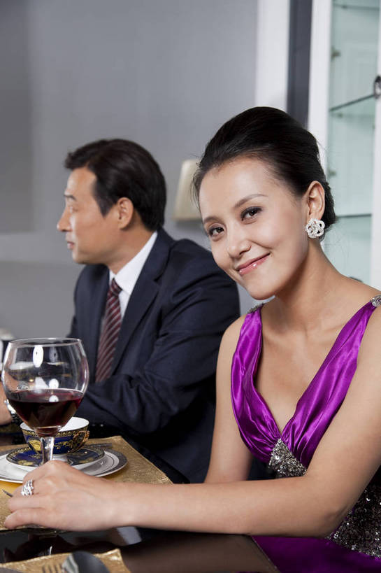 红酒,东方人,中年人,两个人,家庭,夫妻,餐厅,坐,微笑,竖图,彩色,室内,白天,侧面,时尚,性感,幸福,成功,餐桌,房间,家具,餐具,北京,中国,图片,豪华,美丽,情趣,酒杯,享受,健康,温馨,家居,成熟,恩爱,活力,可爱,美女,竖,稳重,妩媚,举杯,摄影,生活方式,精致,优雅,华丽,碗柜,和睦,高雅,庄重,高贵,亲近,亲情,居室,精美,团圆,尊贵,乐观,男人,男性,年轻女性,女人,女性,中年男性,亚洲人,中国人,年轻人,半身,礼服,派对,高兴,愉快,魅力,奢华,bj174