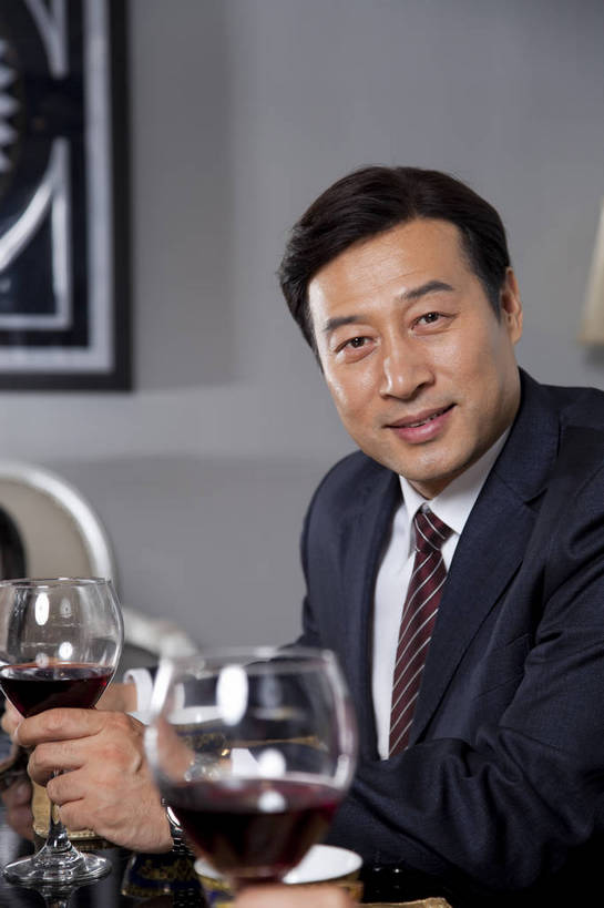 红酒,东方人,中年人,一个人,餐厅,坐,微笑,竖图,彩色,室内,白天,侧面,时尚,幸福,成功,餐桌,房间,家具,餐具,北京,中国,仅一个男性,仅一个人,仅一个中年男性,图片,豪华,情趣,酒杯,享受,健康,家居,成熟,活力,可爱,美女,竖,稳重,妩媚,举杯,摄影,生活方式,精致,优雅,华丽,碗柜,高雅,庄重,高贵,居室,精美,尊贵,亲切,乐观,男人,男性,中年男性,亚洲人,中国人,半身,礼服,派对,高兴,愉快,魅力,奢华,bj174