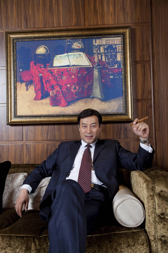 东方人,中年人,一个人,坐,微笑,竖图,彩色,室内,白天,正面,时尚,幸福,成功,房间,家具,书房,香烟,北京,中国,仅一个男性,仅一个人,仅一个中年男性,图片,豪华,情趣,书柜,享受,健康,雪茄,烟,家居,成熟,活力,可爱,美女,竖,稳重,摄影,生活方式,优雅,华丽,高雅,庄重,高贵,居室,红木家具,尊贵,亲切,乐观,淡定,从容,男人,男性,中年男性,亚洲人,中国人,书,烟草,半身,礼服,西服,派对,高兴,愉快,魅力,奢华,bj174