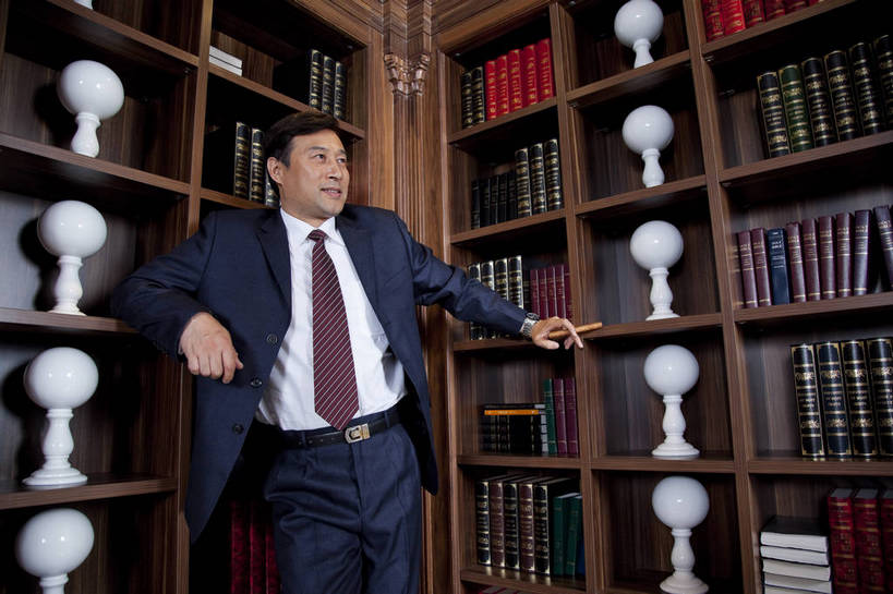 东方人,中年人,一个人,站,微笑,横图,彩色,室内,白天,正面,时尚,幸福,成功,房间,家具,书房,香烟,北京,中国,仅一个男性,仅一个人,仅一个中年男性,图片,豪华,情趣,书柜,享受,健康,雪茄,烟,家居,成熟,活力,可爱,美女,稳重,摄影,生活方式,优雅,华丽,高雅,庄重,高贵,居室,红木家具,尊贵,亲切,乐观,淡定,从容,男人,男性,中年男性,亚洲人,中国人,书,烟草,半身,礼服,西服,派对,高兴,愉快,魅力,奢华,bj174